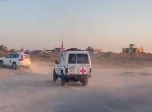 cruz-vermelha-transporta-restos-mortais-de-refens-israelenses;-video