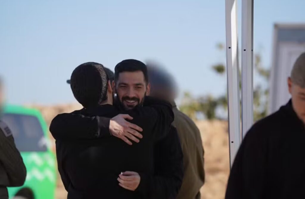 gemeos-alemaes-que-eram-refens-do-hamas-se-reencontram-apos-2-anos