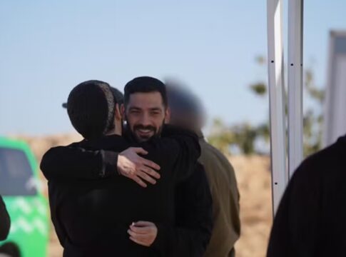gemeos-alemaes-que-eram-refens-do-hamas-se-reencontram-apos-2-anos
