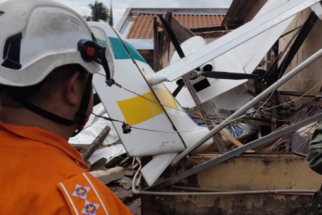 aviao-de-pequeno-porte-cai-sobre-casa-em-goiania;-piloto-e-socorrido