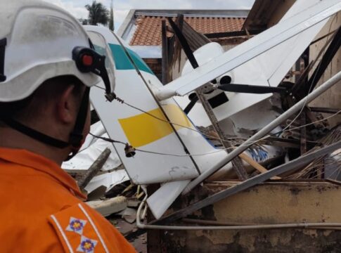 aviao-de-pequeno-porte-cai-sobre-casa-em-goiania;-piloto-e-socorrido