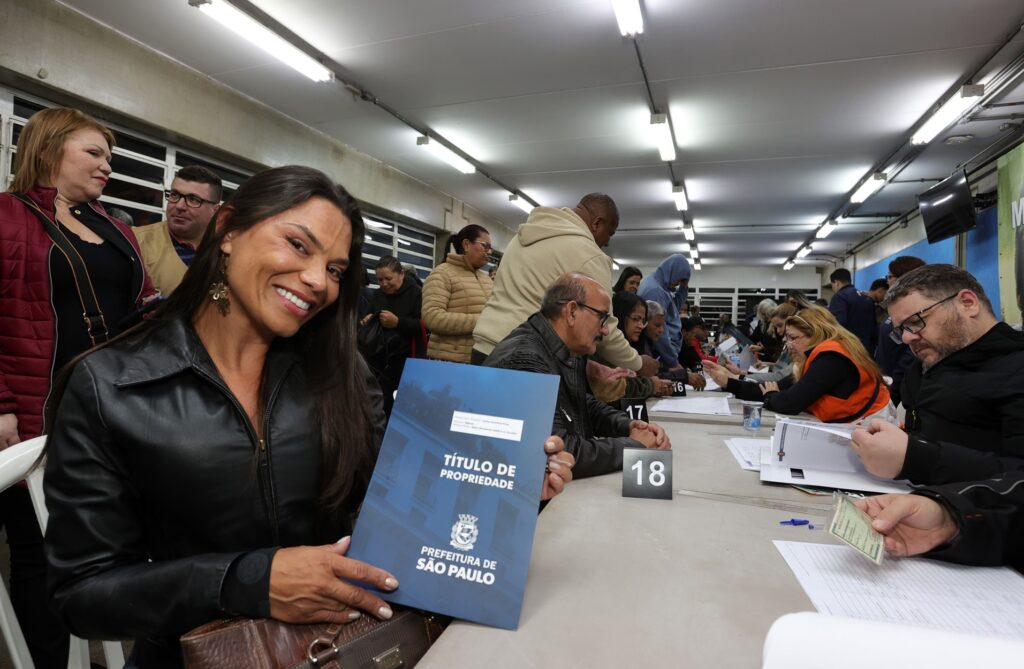 escritura-na-mao:-628-familias-recebem-documento-de-posse-de-imoveis