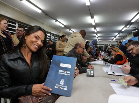 escritura-na-mao:-628-familias-recebem-documento-de-posse-de-imoveis