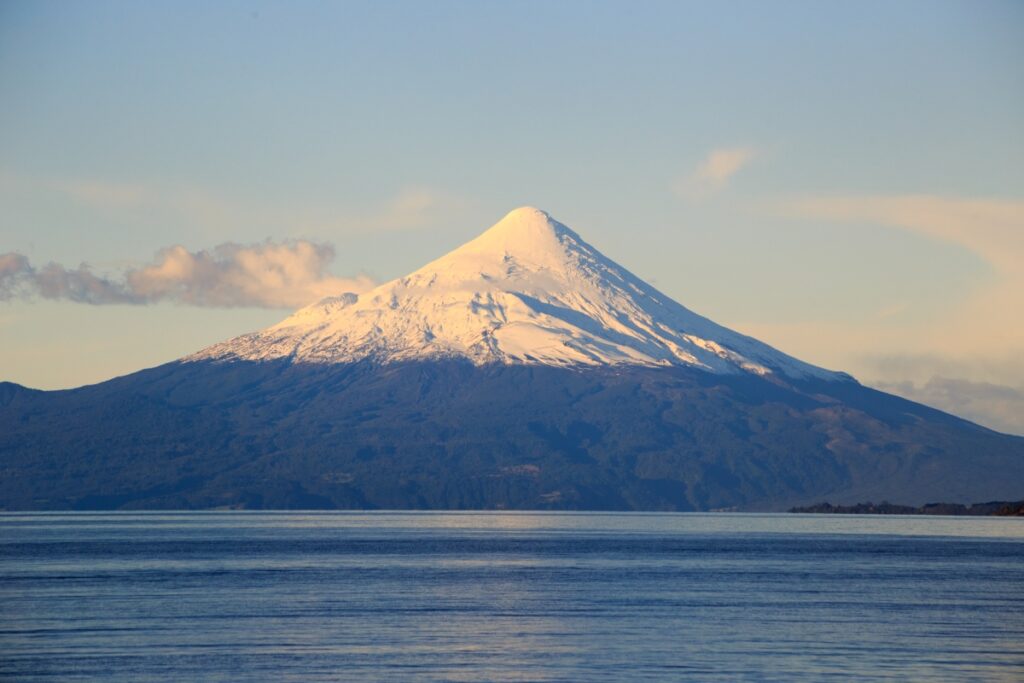 regiao-dos-lagos:-o-destino-chileno-que-une-neve,-termas-e-sabores