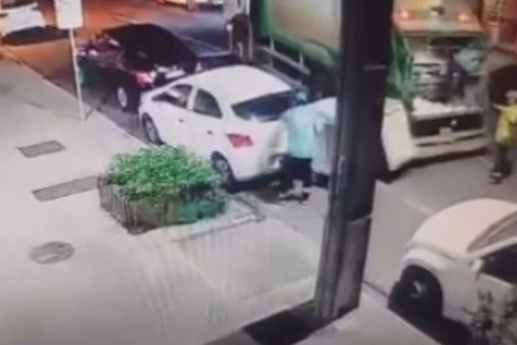 conteiner-de-lixo-atinge-carro-estacionado-durante-coleta-no-parana