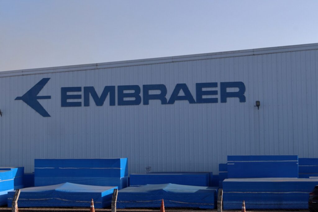 moody’s-aumenta-perspectiva-da-nota-de-credito-da-embraer.-acoes-sobem