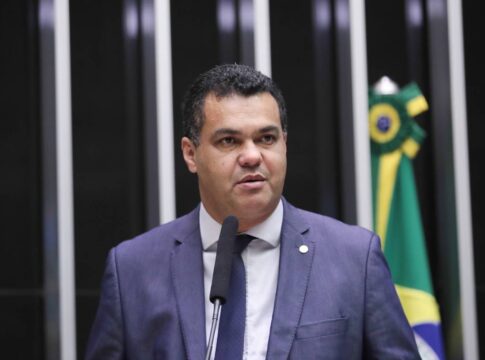 overclean:-pf-aborda-deputado-do-uniao-no-aeroporto-e-apreende-celular