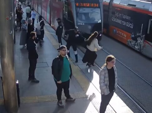 que-susto:-mulher-escapa-de-ser-atropelada-por-trem-na-turquia.-video