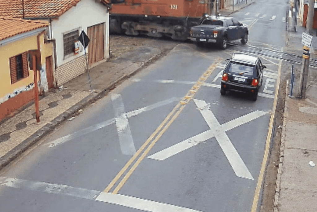 morre-motorista-que-dirigia-caminhonete-atingida-por-trem-em-sp