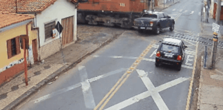 morre-motorista-que-dirigia-caminhonete-atingida-por-trem-em-sp