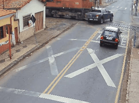 morre-motorista-que-dirigia-caminhonete-atingida-por-trem-em-sp