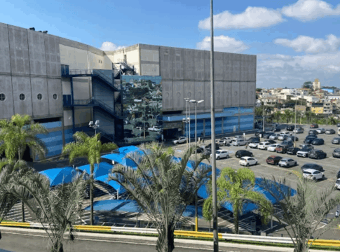 trio-invade-shopping-em-funcionamento-para-assaltar-loja-de-celulares