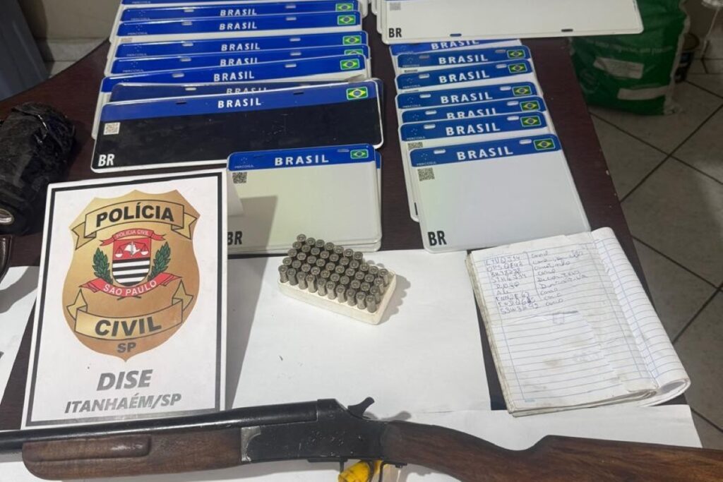 video:-policia-prende-2-e-fecha-fabrica-de-placas-adulteradas-do-pcc