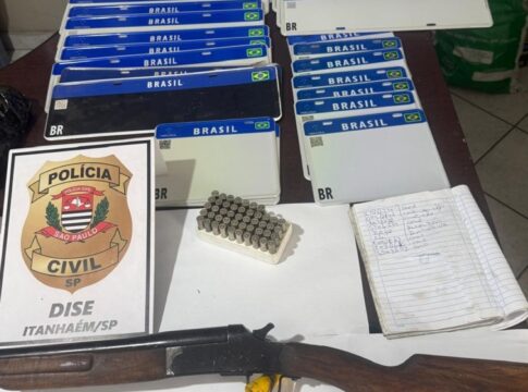 video:-policia-prende-2-e-fecha-fabrica-de-placas-adulteradas-do-pcc