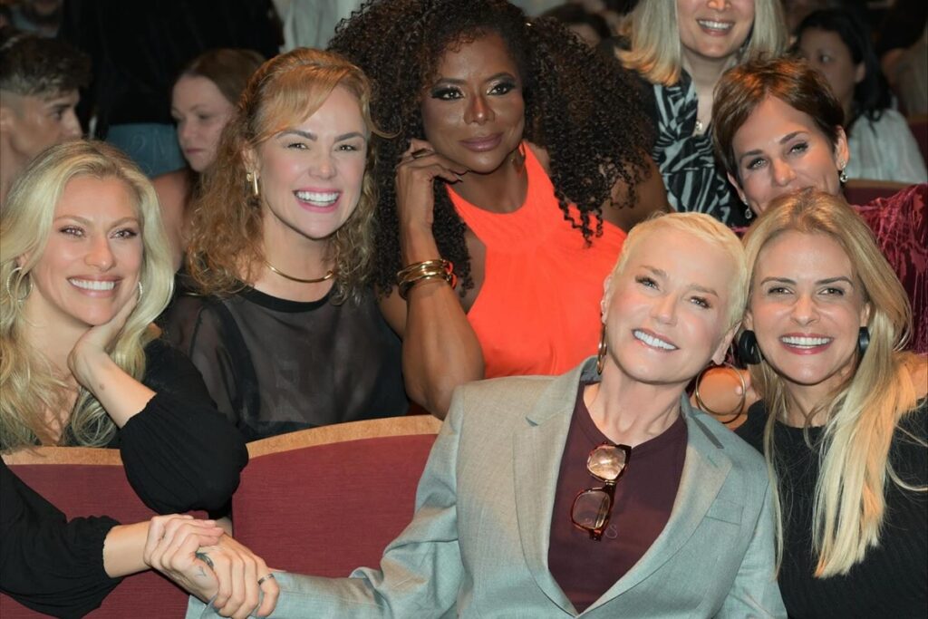 xuxa-reune-ex-paquitas-para-estreia-de-espetaculo-de-junno-andrade