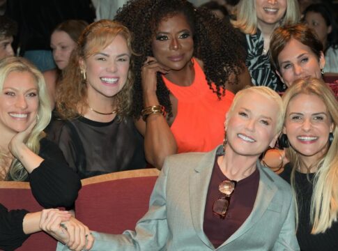 xuxa-reune-ex-paquitas-para-estreia-de-espetaculo-de-junno-andrade