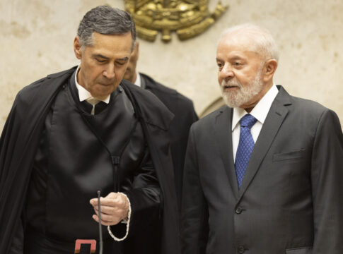 lula-assina-aposentadoria-de-barroso,-que-deixa-o-stf-no-sabado