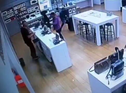 video:-trio-que-roubou-loja-em-shopping-levou-r$-100-mil-em-aparelhos