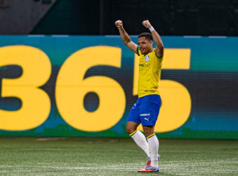 de-virada,-palmeiras-atropela-bragantino-e-mantem-lideranca