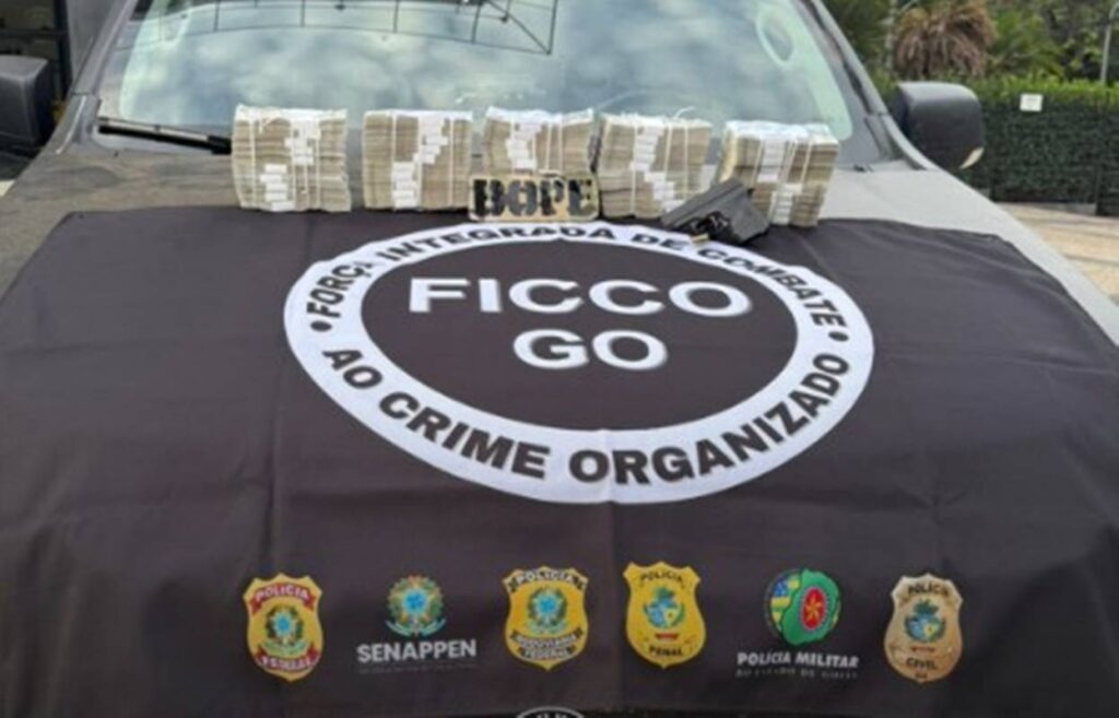 mochila-com-r$-1-milhao-e-encontrada-durante-abordagem-policial-em-go