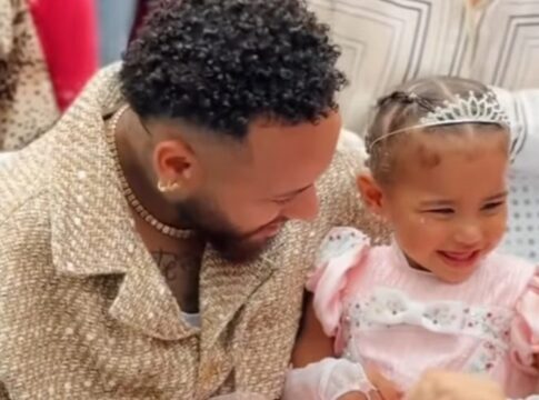 veja-momento-em-que-mavie,-filha-de-neymar,-leva-bolada-na-cabeca