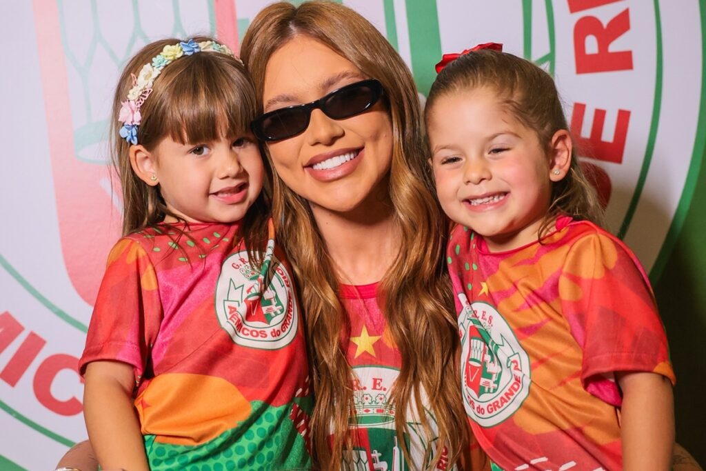 virginia-mostra-maria-flor-com-camisa-do-real-madrid,-time-de-vini-jr.