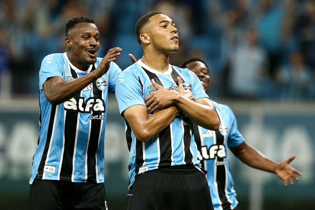 com-um-gol-em-cada-tempo,-gremio-vence-sao-paulo-pelo-brasileirao