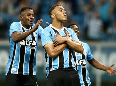 com-um-gol-em-cada-tempo,-gremio-vence-sao-paulo-pelo-brasileirao