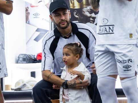 neymar-leva-mavie-ao-vestiario-antes-de-santos-x-corinthians;-assista