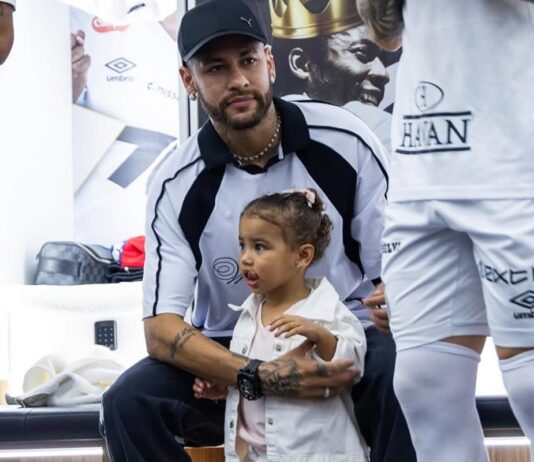 neymar-leva-mavie-ao-vestiario-antes-de-santos-x-corinthians;-assista