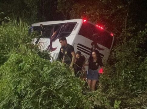 video:-onibus-com-estudantes-cai-de-ribanceira-em-maceio