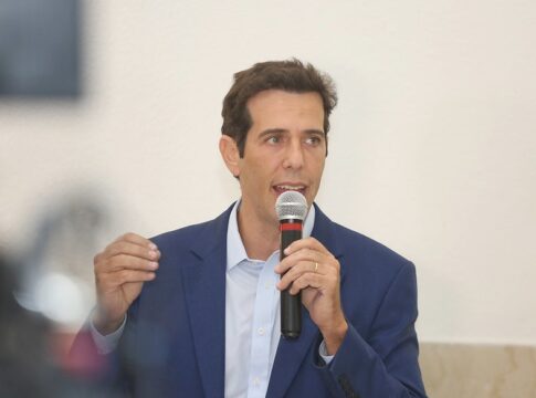 sp:-secretario-de-educacao-ganha-edital-do-fnde-com-empresa-que-descumpre-cotas