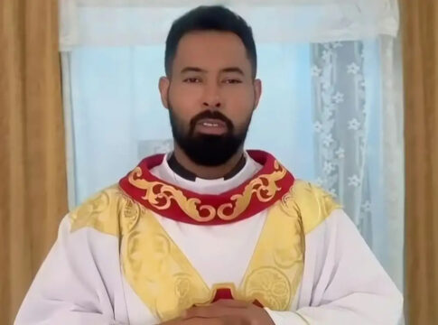 padre-flagrado-com-noiva-de-fiel-e-afastado;-novo-paroco-assume-igreja