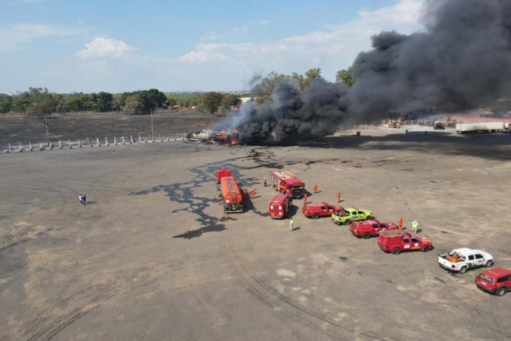 incendio-se-alastra-e-destroi-3-carretas-em-posto-de-combustivel-em-mt
