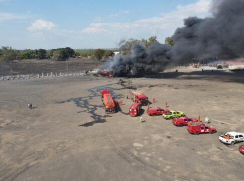 incendio-se-alastra-e-destroi-3-carretas-em-posto-de-combustivel-em-mt