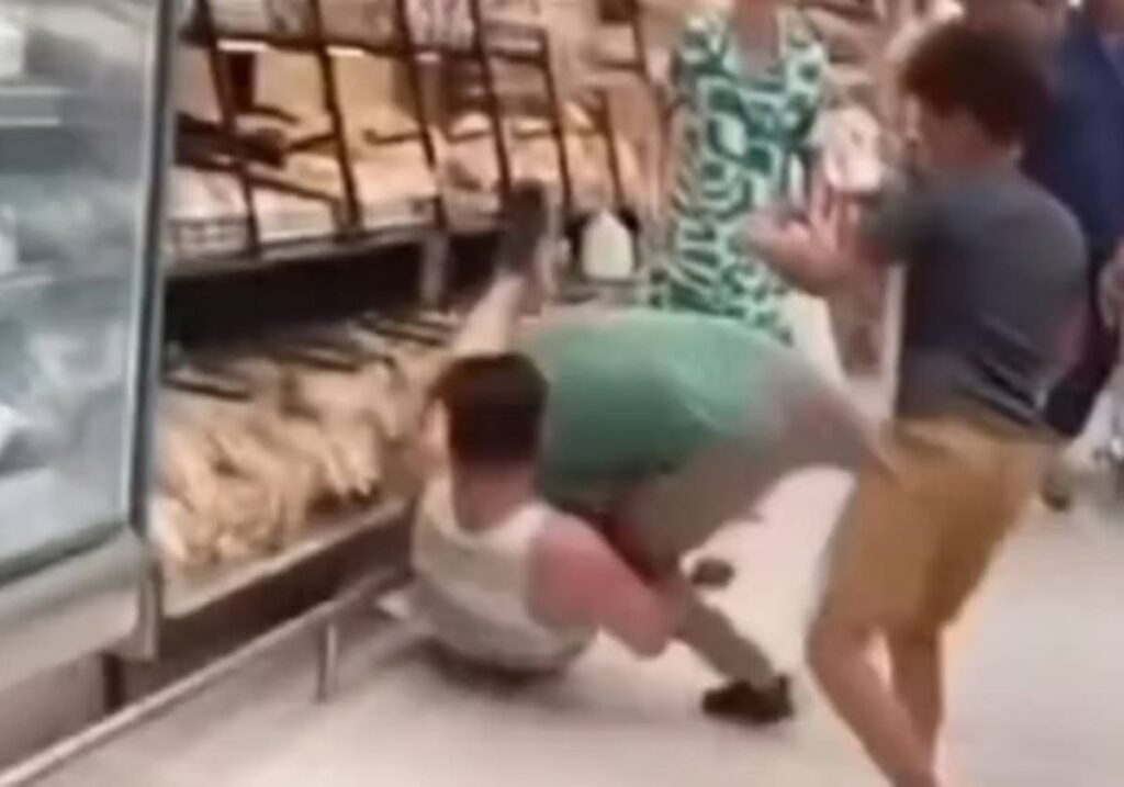 pegador-de-pao-vira-motivo-para-troca-de-socos-em-supermercado;-video