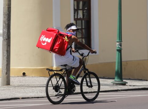 ibge:-numero-de-trabalhadores-por-app-subiu-25%-entre-2022-e-2024