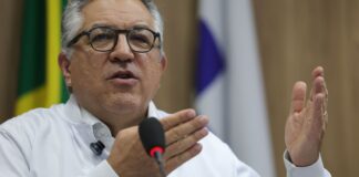 “nao-vamos-negar-aos-nossos-filhos-o-direito-a-vacina”,-diz-padilha