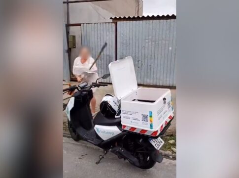 mulher-quebra-moto-da-sabesp-e-joga-pedra-contra-funcionario.-veja