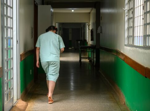 hospital-onde-mora-autista-abandonada-se-prepara-para-dar-adeus-a-menina