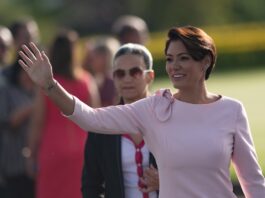 michelle-de-sapato-alto-e-nas-pegadas-do-marido