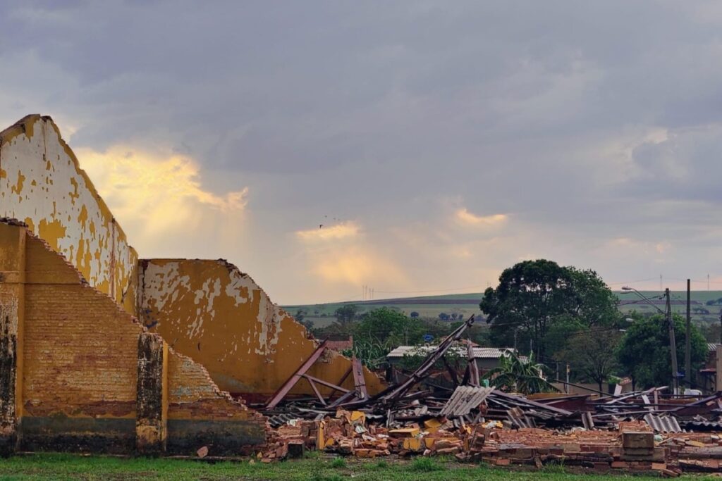 tempestade-causa-destelhamento-e-queda-de-arvores-no-interior-de-sp