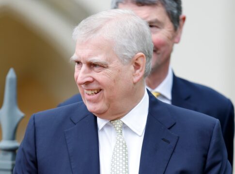 rei-da-inglaterra-forca-o-principe-andre-a-renunciar-(por-rafa-de-miguel)