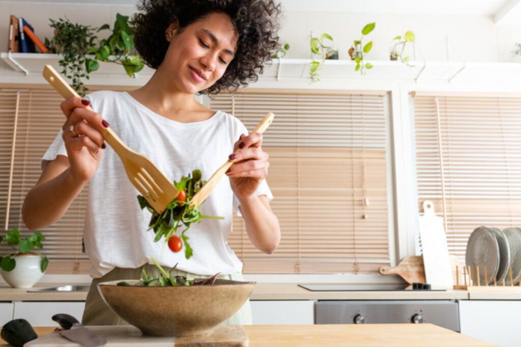aprenda-a-fazer-uma-salada-tropical-saudavel-e-nutritiva-para-a-janta