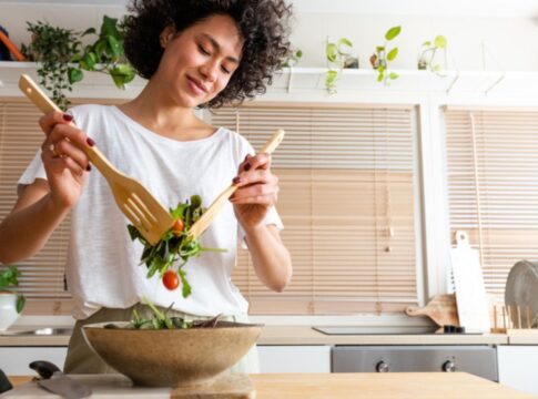 aprenda-a-fazer-uma-salada-tropical-saudavel-e-nutritiva-para-a-janta