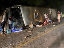 onibus-que-capotou-em-pe-levava-mais-passageiros-que-o-declarado