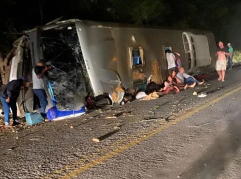 onibus-que-capotou-em-pe-levava-mais-passageiros-que-o-declarado