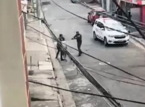video:-homem-morre-baleado-apos-tentar-pegar-arma-de-policial