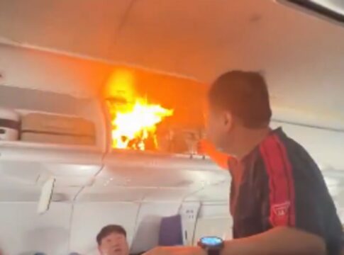 video:-mala-pega-fogo-em-aviao-e-passageiros-se-desesperam