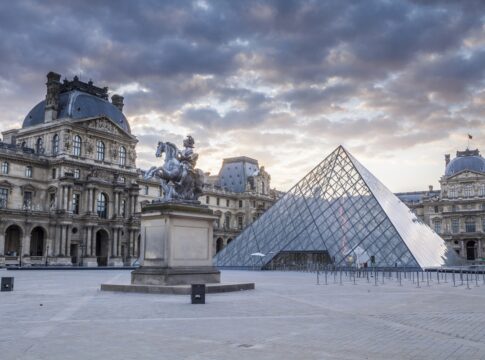 museu-do-louvre-fecha-neste-domingo-apos-roubo-de-joias-de-napoleao